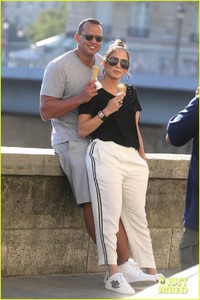 jennifer-lopez-alex-rodriguez-ice-cream-02.jpg