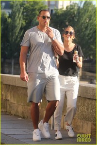 jennifer-lopez-alex-rodriguez-ice-cream-03.jpg