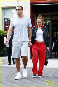 jennifer-lopez-alex-rodriguez-ice-cream-04.jpg