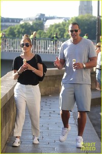 jennifer-lopez-alex-rodriguez-ice-cream-06.jpg