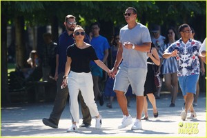 jennifer-lopez-alex-rodriguez-ice-cream-08.jpg