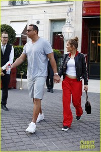 jennifer-lopez-alex-rodriguez-ice-cream-24.jpg