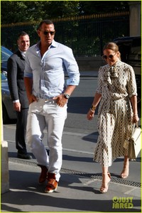 jennifer-lopez-alex-rodriguez-visit-the-louvre-in-paris-01.jpg