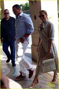 jennifer-lopez-alex-rodriguez-visit-the-louvre-in-paris-02.jpg