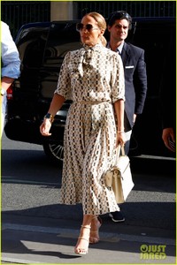 jennifer-lopez-alex-rodriguez-visit-the-louvre-in-paris-03.jpg