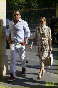 jennifer-lopez-alex-rodriguez-visit-the-louvre-in-paris-05.jpg