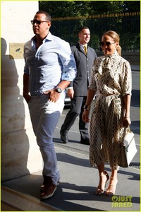 jennifer-lopez-alex-rodriguez-visit-the-louvre-in-paris-06.jpg