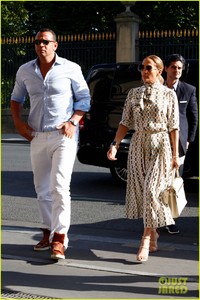 jennifer-lopez-alex-rodriguez-visit-the-louvre-in-paris-09.jpg