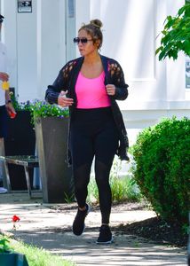 jennifer-lopez-and-alex-rodriguez-leaving-the-gym-in-the-hamptons-06-25-2017-10.jpg