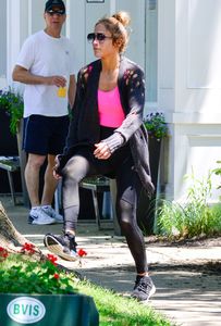 jennifer-lopez-and-alex-rodriguez-leaving-the-gym-in-the-hamptons-06-25-2017-11.jpg