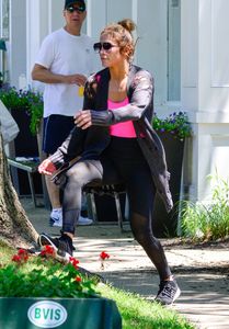 jennifer-lopez-and-alex-rodriguez-leaving-the-gym-in-the-hamptons-06-25-2017-12.jpg