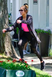 jennifer-lopez-and-alex-rodriguez-leaving-the-gym-in-the-hamptons-06-25-2017-13.jpg