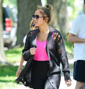 jennifer-lopez-and-alex-rodriguez-leaving-the-gym-in-the-hamptons-06-25-2017-2.jpg
