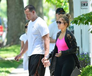 jennifer-lopez-and-alex-rodriguez-leaving-the-gym-in-the-hamptons-06-25-2017-3.jpg