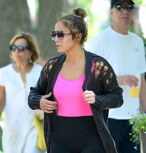 jennifer-lopez-and-alex-rodriguez-leaving-the-gym-in-the-hamptons-06-25-2017-4.jpg