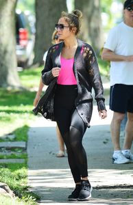 jennifer-lopez-and-alex-rodriguez-leaving-the-gym-in-the-hamptons-06-25-2017-6.jpg
