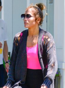 jennifer-lopez-and-alex-rodriguez-leaving-the-gym-in-the-hamptons-06-25-2017-7.jpg