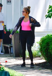 jennifer-lopez-and-alex-rodriguez-leaving-the-gym-in-the-hamptons-06-25-2017-8.jpg