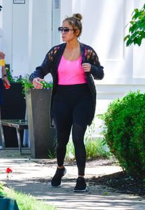 jennifer-lopez-and-alex-rodriguez-leaving-the-gym-in-the-hamptons-06-25-2017-9.jpg
