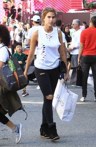 kara-del-toro-out-shopping-at-the-grove-in-los-angeles-11-05-2016_2.jpg