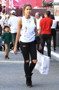 kara-del-toro-out-shopping-at-the-grove-in-los-angeles-11-05-2016_3.jpg