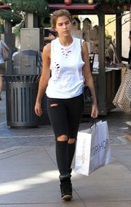 kara-del-toro-out-shopping-at-the-grove-in-los-angeles-11-05-2016_4.jpg