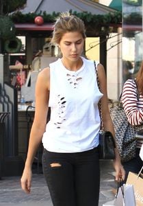 kara-del-toro-out-shopping-at-the-grove-in-los-angeles-11-05-2016_6.jpg