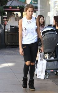 kara-del-toro-out-shopping-at-the-grove-in-los-angeles-11-05-2016_7.jpg