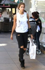 kara-del-toro-out-shopping-at-the-grove-in-los-angeles-11-05-2016_9.jpg