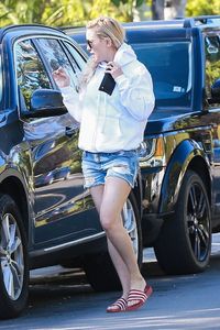 kate-hudson-street-style-brentwood-06-18-2017-1.jpg