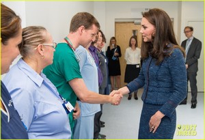 kate-middleton-visits-victims-of-london-bridge-attack-05.jpg