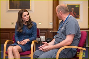 kate-middleton-visits-victims-of-london-bridge-attack-10.jpg