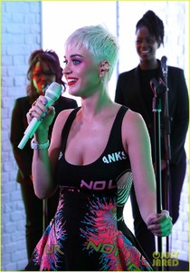 katy-perry-gives-her-fans-behind-the-scenes-look-at-manchester-benefit-02.jpg