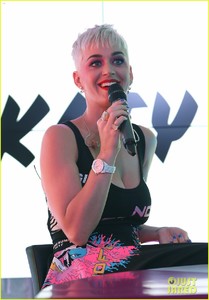 katy-perry-gives-her-fans-behind-the-scenes-look-at-manchester-benefit-04.jpg