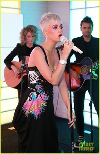 katy-perry-gives-her-fans-behind-the-scenes-look-at-manchester-benefit-11.jpg