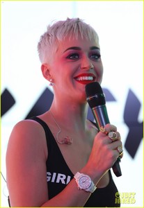 katy-perry-gives-her-fans-behind-the-scenes-look-at-manchester-benefit-21.jpg