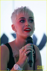 katy-perry-gives-her-fans-behind-the-scenes-look-at-manchester-benefit-24.jpg