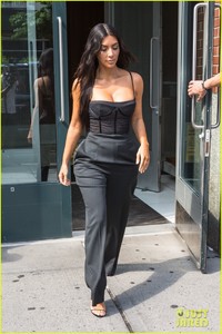 kim-kardashian-flaunts-amazing-figure-nyc-02.jpg