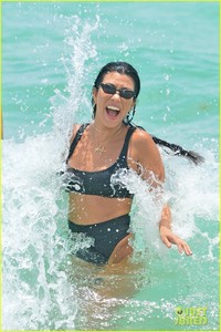 kourtney-kardashian-miami-beach-pictures-hailey-baldwin-02.jpg