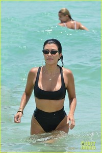 kourtney-kardashian-miami-beach-pictures-hailey-baldwin-04.jpg