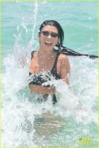 kourtney-kardashian-miami-beach-pictures-hailey-baldwin-07.jpg