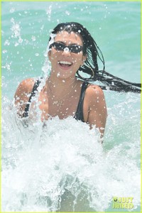 kourtney-kardashian-miami-beach-pictures-hailey-baldwin-08.jpg