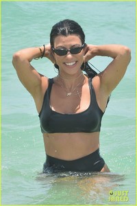 kourtney-kardashian-miami-beach-pictures-hailey-baldwin-23.jpg