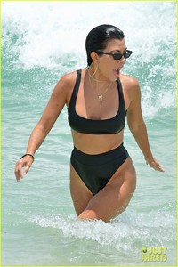 kourtney-kardashian-miami-beach-pictures-hailey-baldwin-32.jpg