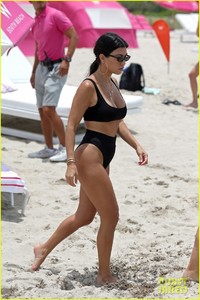kourtney-kardashian-miami-beach-pictures-hailey-baldwin-58.jpg