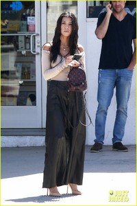 kourtney-kardashian-rocks-flowy-leather-pants-for-beverly-hills-lunch-date-01.jpg