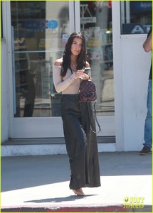 kourtney-kardashian-rocks-flowy-leather-pants-for-beverly-hills-lunch-date-05.jpg