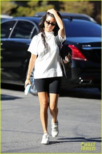 kourtney-kardashian-rocks-short-shorts-in-calabasas01.jpg