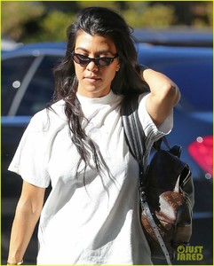 kourtney-kardashian-rocks-short-shorts-in-calabasas02.jpg