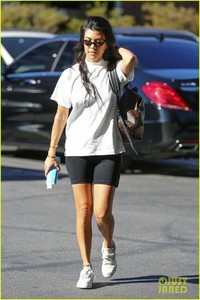 kourtney-kardashian-rocks-short-shorts-in-calabasas05.jpg